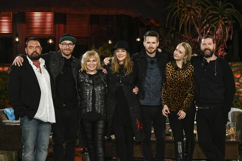 Mark Foster (2.v.l.) begrüßt seine Gäste zu “Sing meinen Song – Das Tauschkonzert”.
