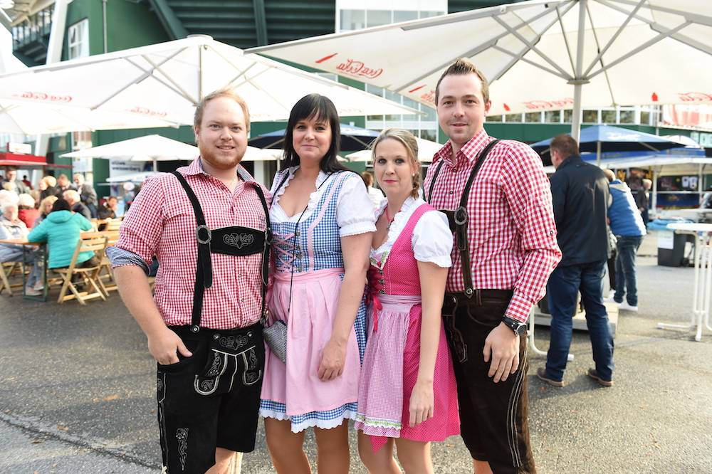 Die Zuschauer kamen teilweise in Tracht zum Konzert, wie hier die Hardcore-Fans Andre, Tanja, Anika und Niko.