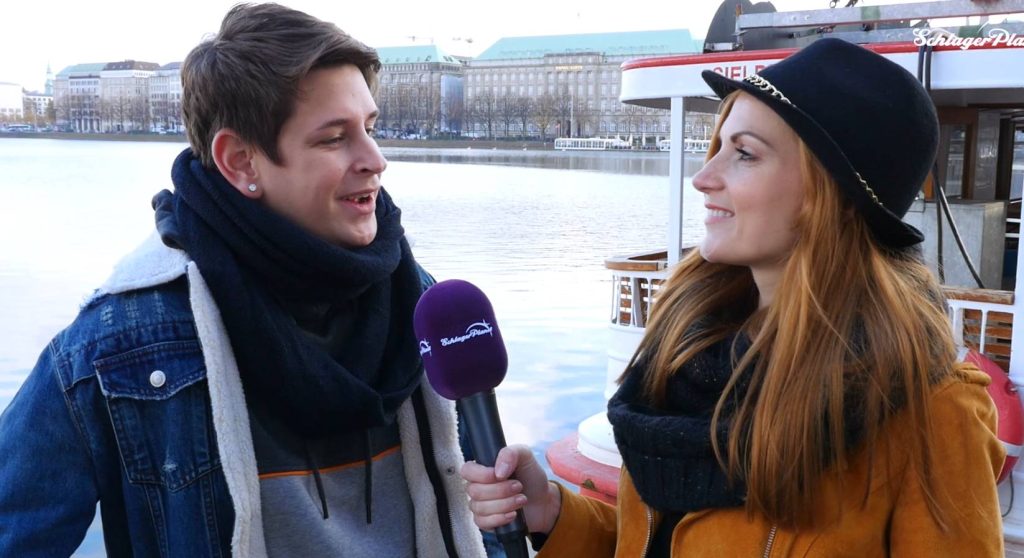 Anni Perka interviewt Matthias Eike an der Hamburger Alster.