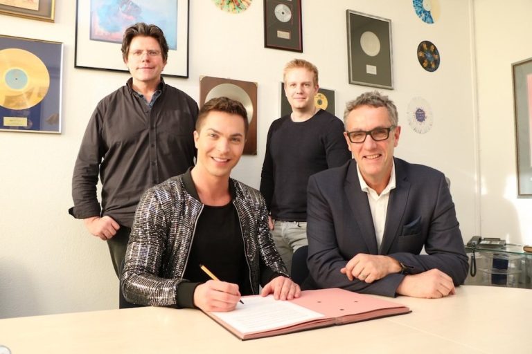 Julian David bei der Vertagsunterzeichnung.