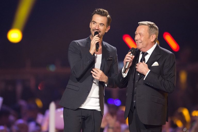 Florian Silbereisen rollt Roland Kaiser in der ARD-TV-Show “Alle singen Kaiser” den roten Teppich aus.