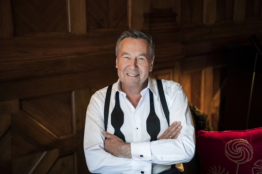 Roland Kaiser präsentiert auf “Alles oder dich” ein Duett mit Barbara Schöneberger.