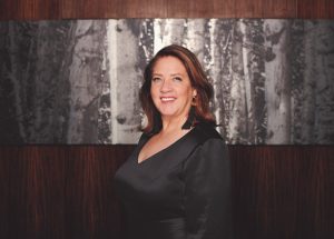 Kathy Kelly präsentiert ihr neues Album und die Single “Wer lacht überlebt”.