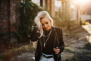 Marina Marx präsentiert ihre neue Schlager-Rock-Single “One Night Stand”.