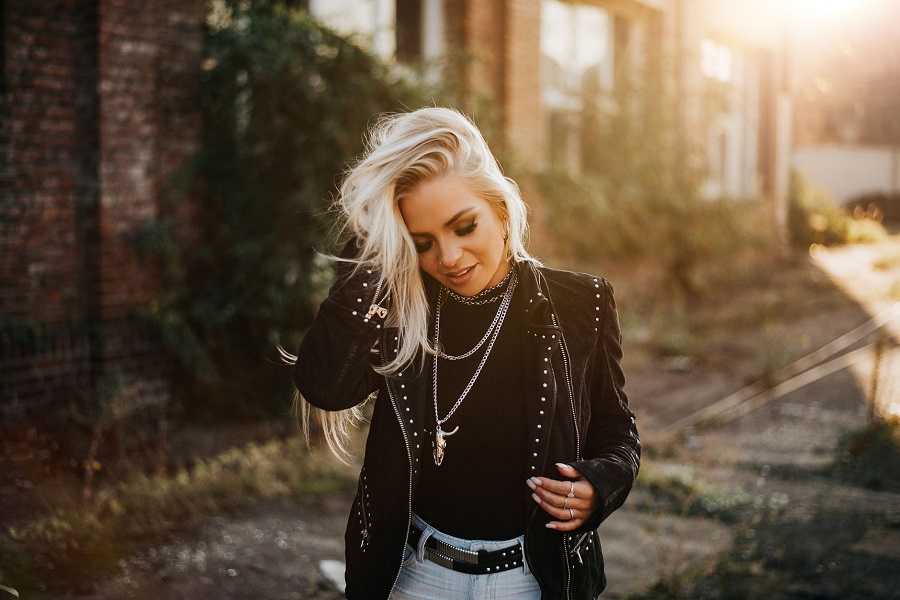 Marina Marx präsentiert ihre neue Schlager-Rock-Single “One Night Stand”.