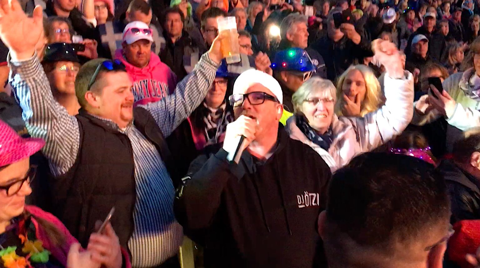 DJ Ötzi taucht bei der Schlagernacht am Kalkberg in die Menschenmassen – und alle singen “Ein Stern…”