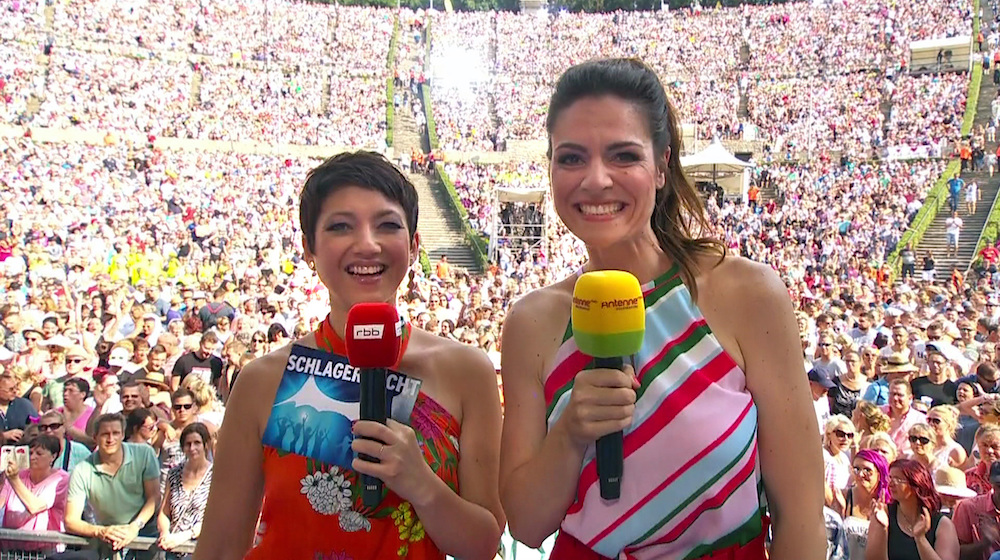 Madeleine Wehle und Franziska Maushake moderieren “Die Schlagernacht 2019 in der Berliner Waldbühne”. 
