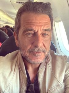 Hättet ihr Jan Smit sofort erkannt? Sein Porträt mit der FaceApp. “Wie wäre ich in 40 Jahren?”, schreibt der Schlagersänger zu dem Foto. 