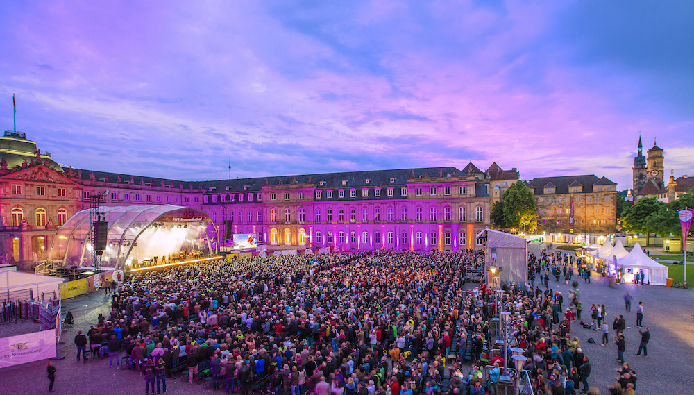 Die Atmosphäre auf dem Stuttgarter Schlossplatz beim “SWR4 Open Air”, das ihr am Samstagabend sehen könnt. 