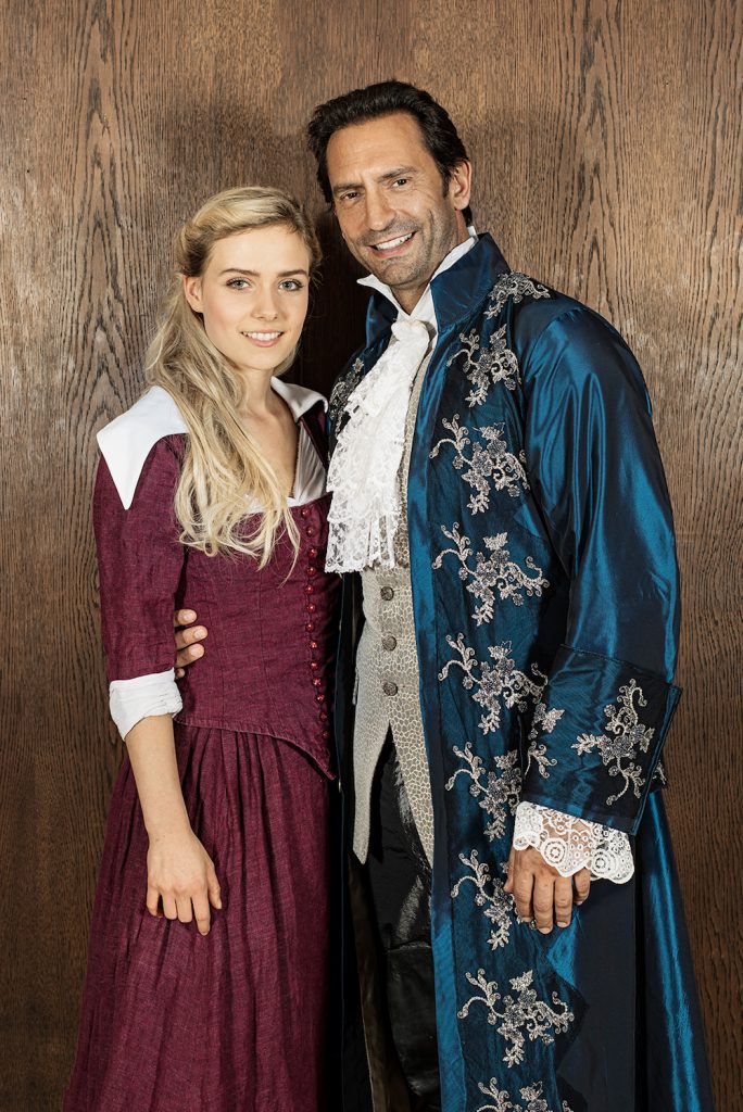 Marie Wegener und Alexander di Capri in ihren Rollen in “Die Scho╠êne und das Biest”.