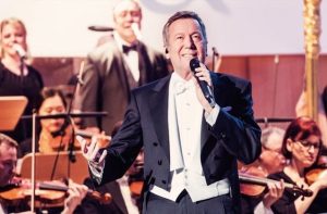 Roland Kaiser und die Dresdner Symphonie spielen “Grenzenlos – Kaiser im Palast”.