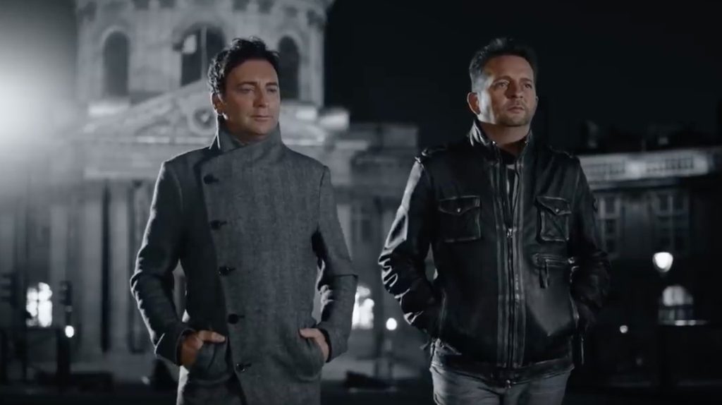 Freddy und Martin von Fantasy im Video zu “In deinem Zimmer brennt noch Licht”.