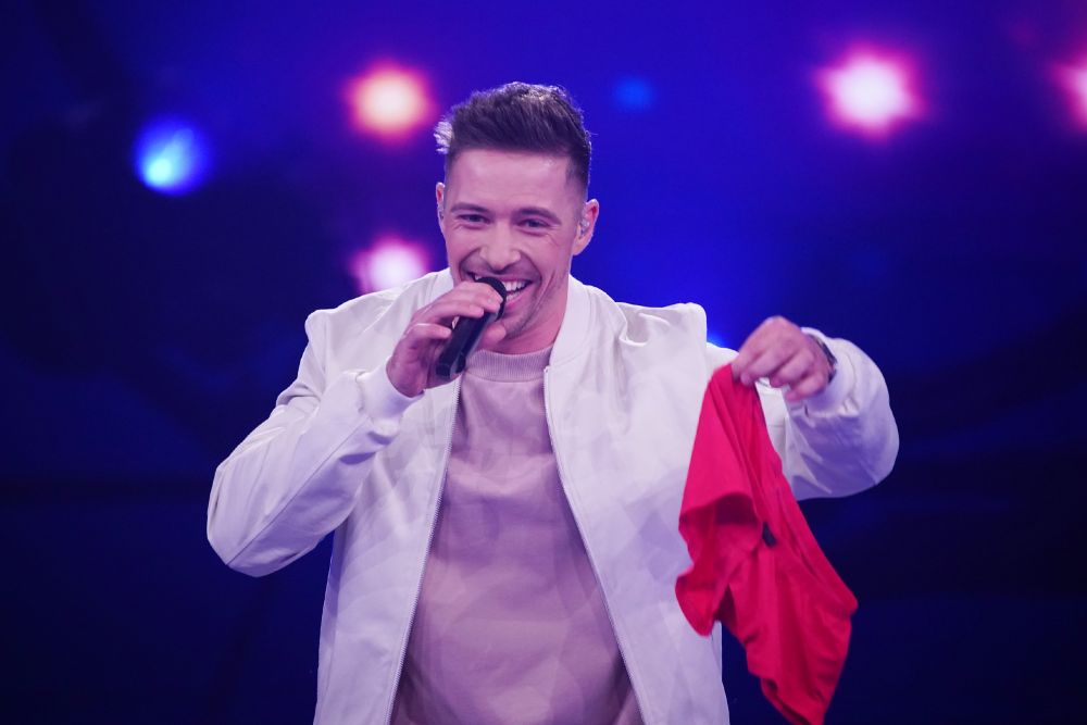 Ramon Kaselowsky mit Florian Silbereisens roter Glücksunterhose.