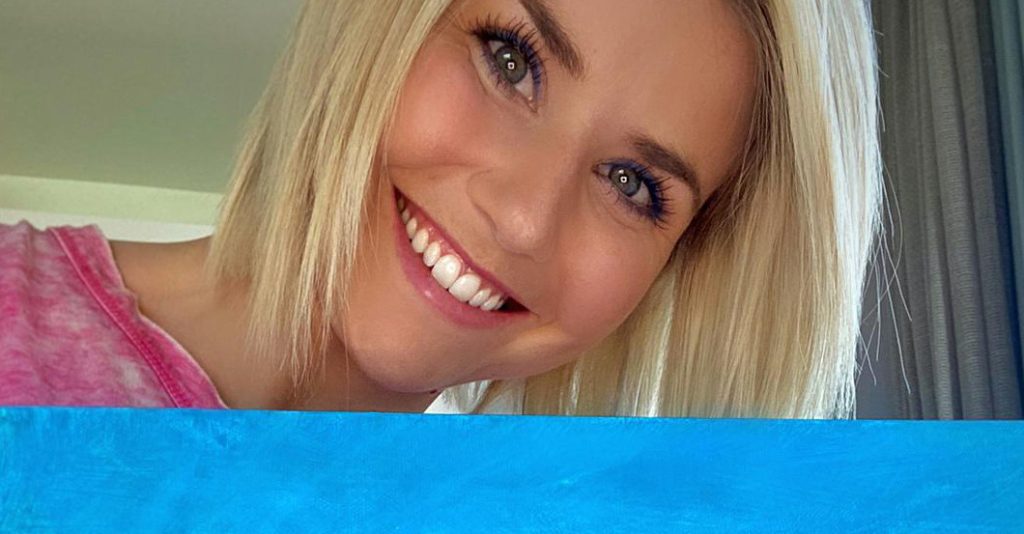 Beatrice Egli mit ihrem selbstgemalten Bild.