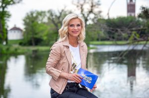 Uta Bresan präsentiert eine neue Ausgabe von “Musik für Sie”.