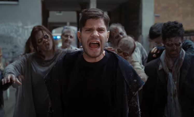 Julian Reim wird in seinem neuen Video von Zombies verfolgt.