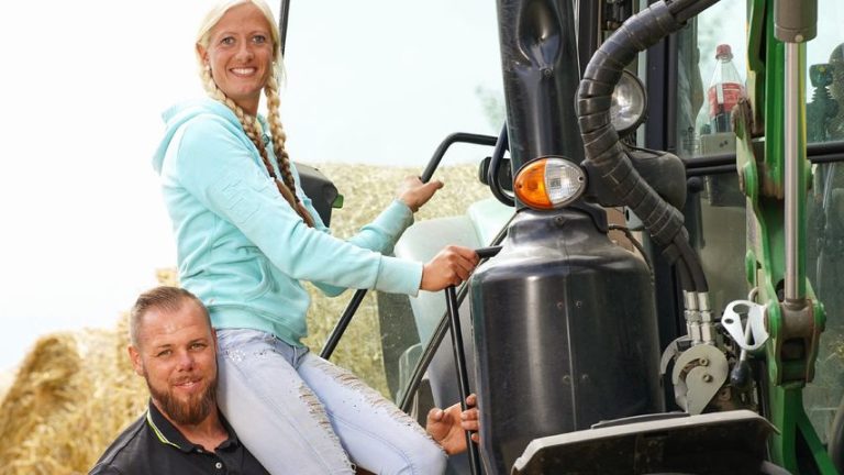 Bauer sucht Frau: Denise zeigt sich Hüllenlos im Stall