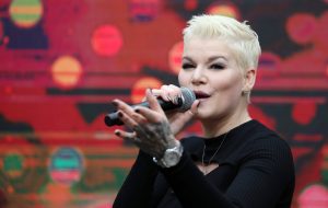 Rechtsradikale Zwischenrufe: Melanie Müller bricht Auftritt ab