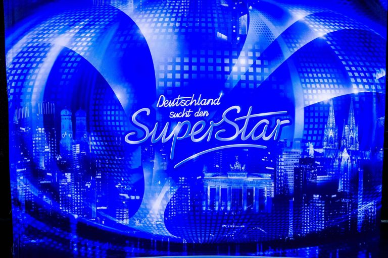 DSDS-Star  feiert Coming-out und  zeigt ihre Freundin