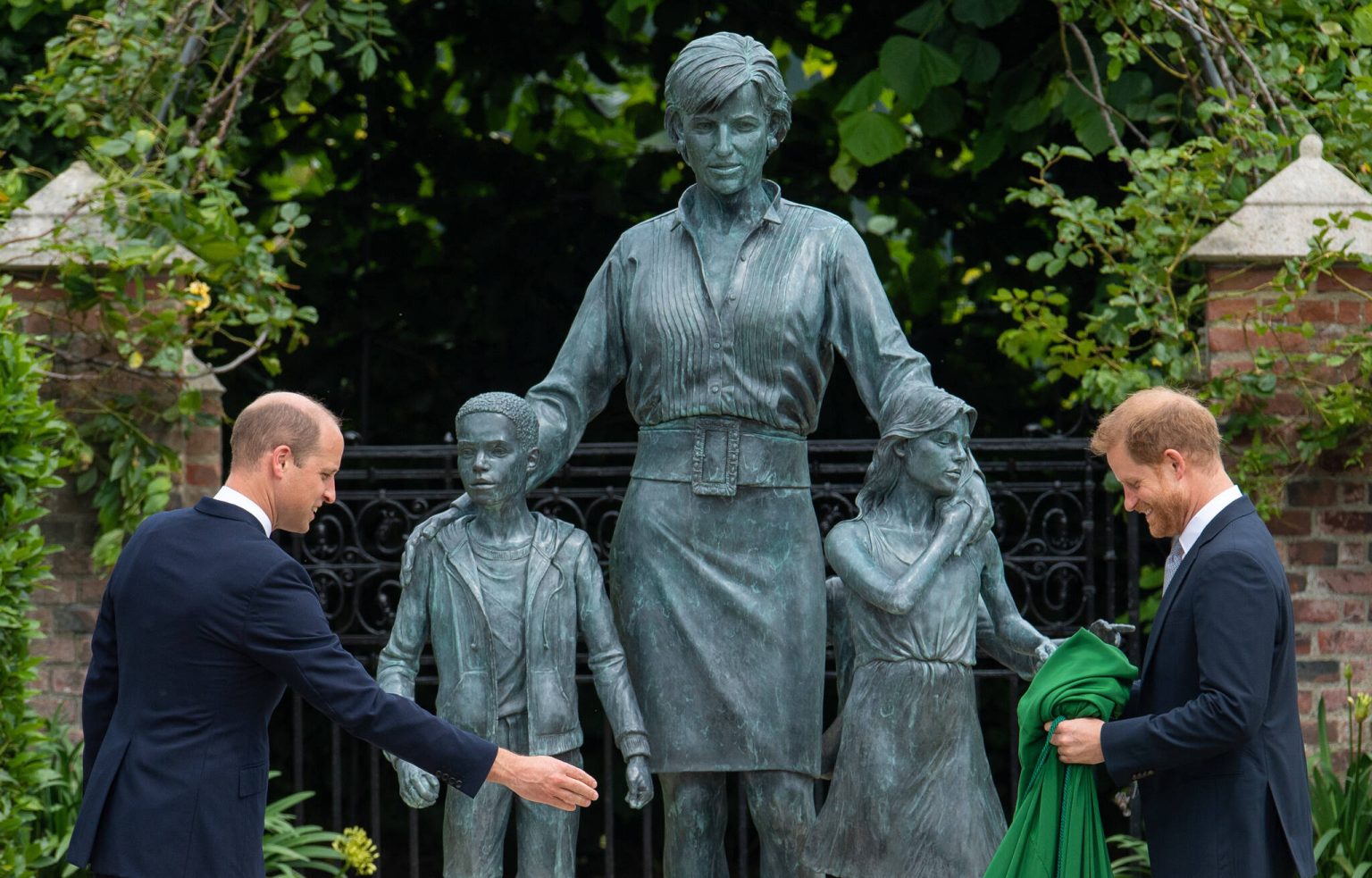 Prinz William und Prinz Harry enthüllen gemeinsam Diana-Statue