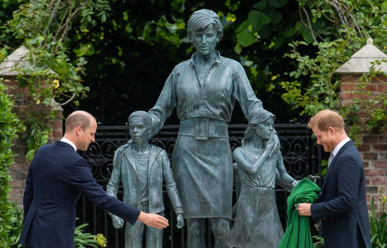 Prinz William und Prinz Harry enthüllen gemeinsam Diana-Statue