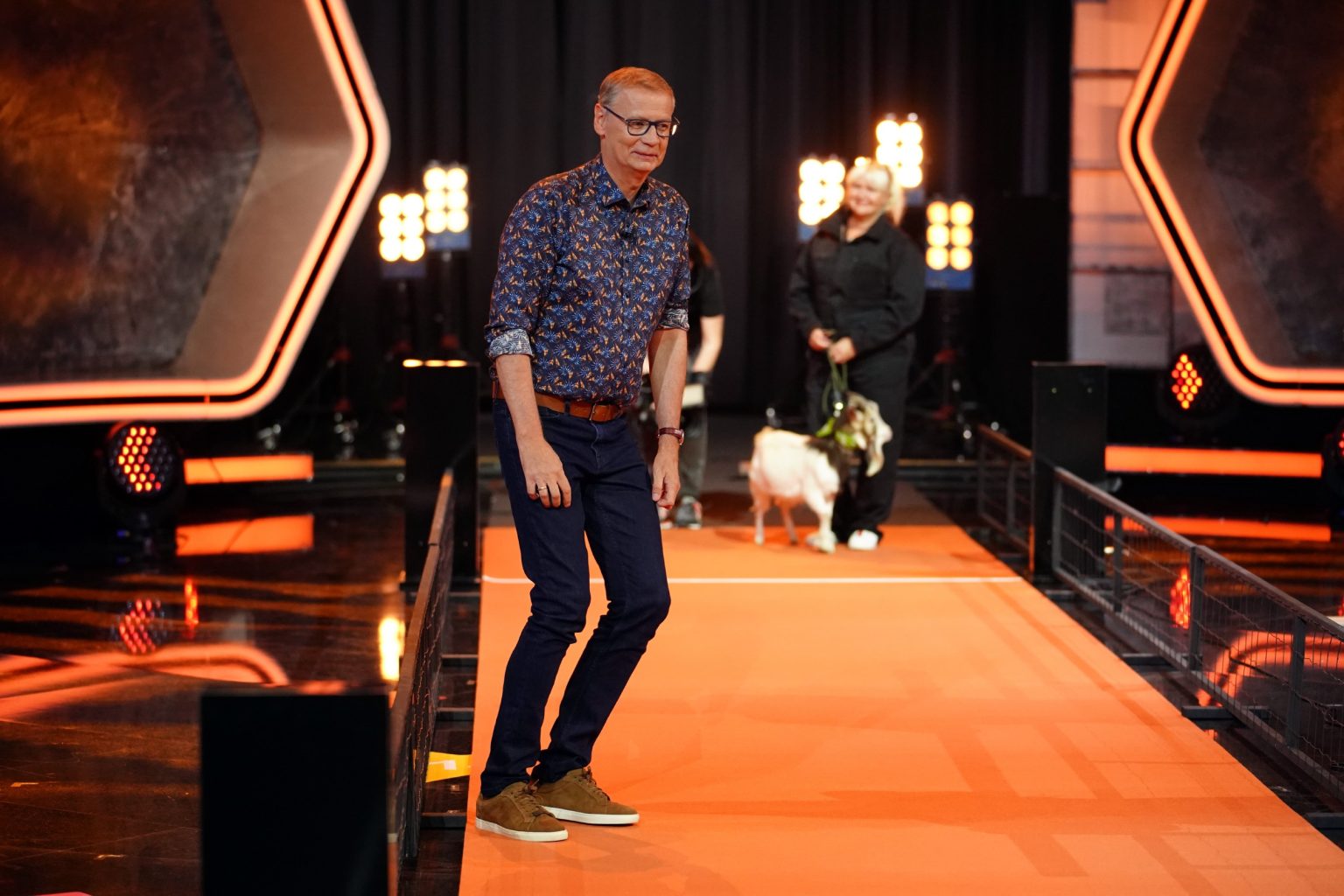 Jauch verliert in „Denn sie wissen nicht, was passiert“ fast die Hose