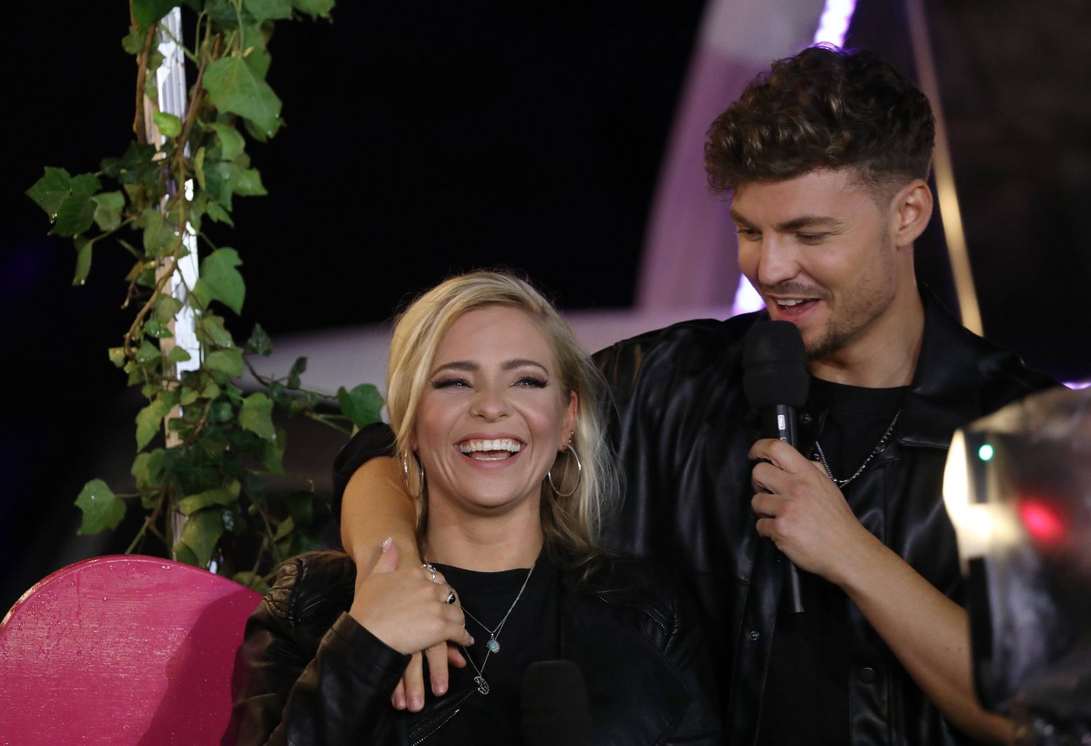 Neues Schlager-Traumpaar: Diese zwei Schlagerstars besuchen gemeinsam ein Berliner Lokal