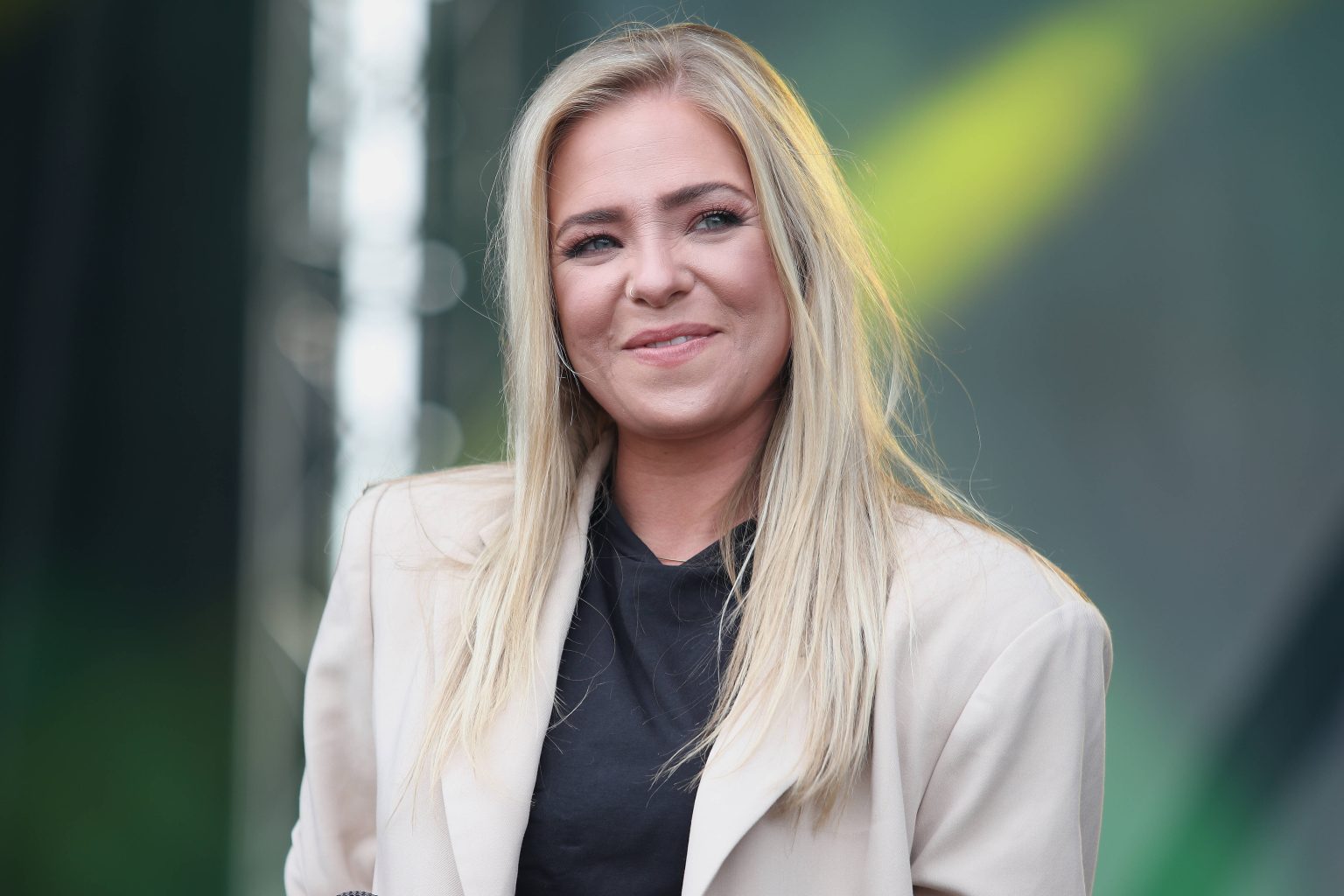 Fans flippen völlig aus: Marina Marx räkelt sich halbnackt an Gitterstäben