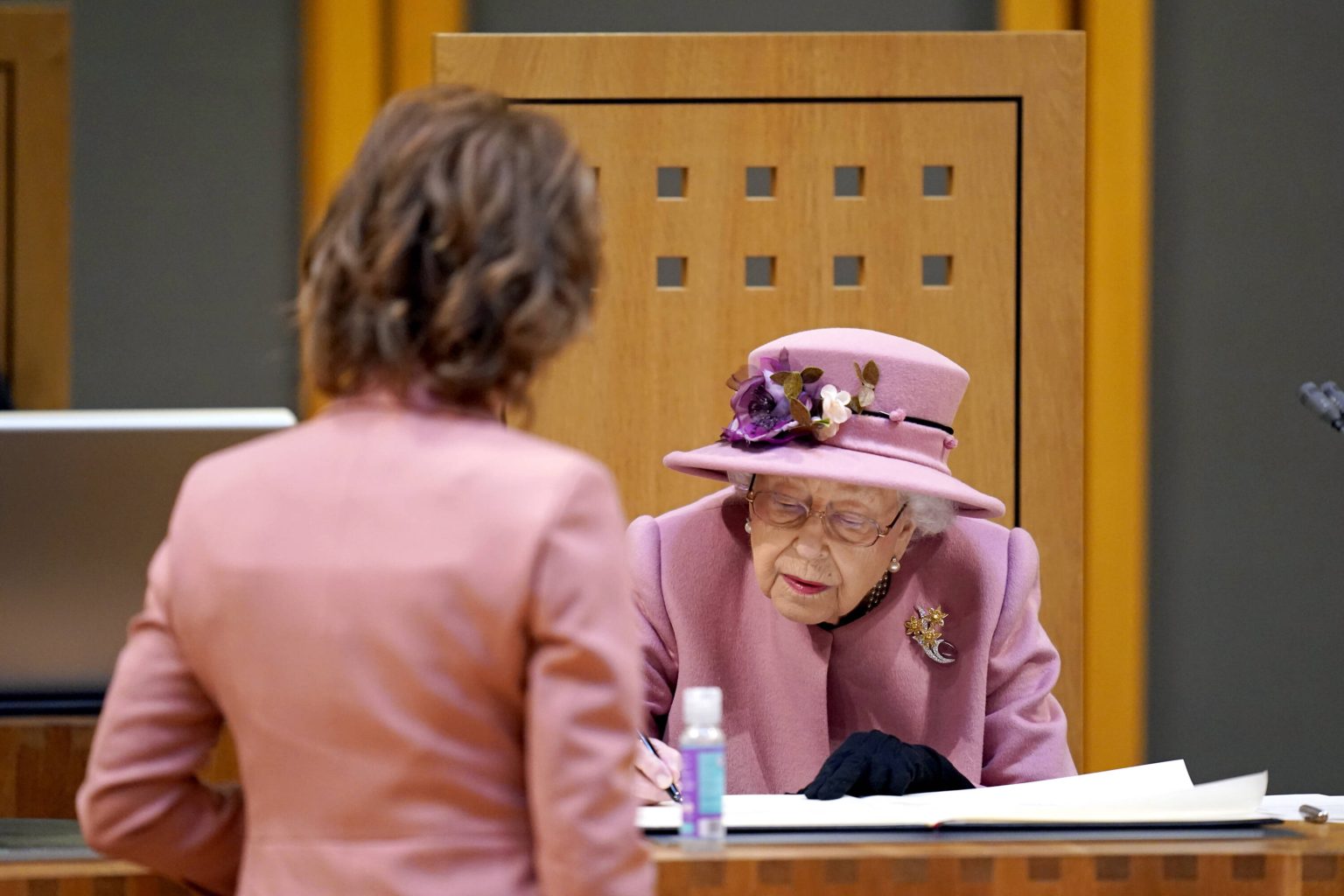 Queen Elizabeth II.: Diesen skurrilen Test müssen ihre Angestellten bestehen
