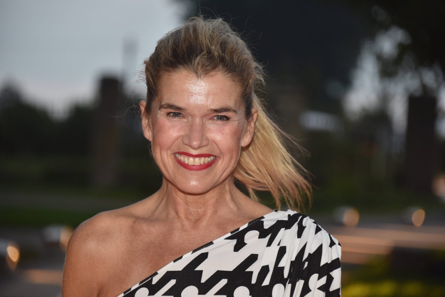 Anke Engelke: Ganz ohne BH – Eine völlig neue Seite der Komikerin!