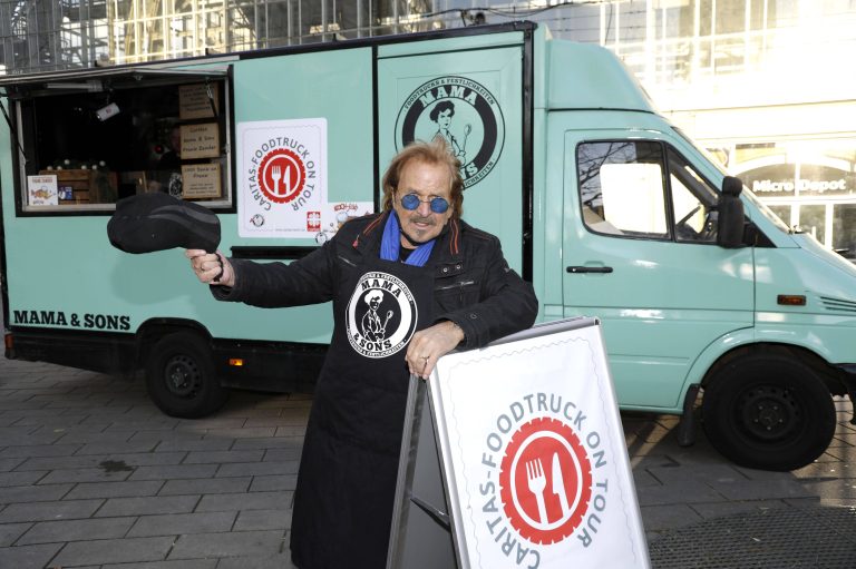 „Hier kommt Kurt“: Frank Zander ist mit dem Caritas-Foodtruck unterwegs durch Berlin