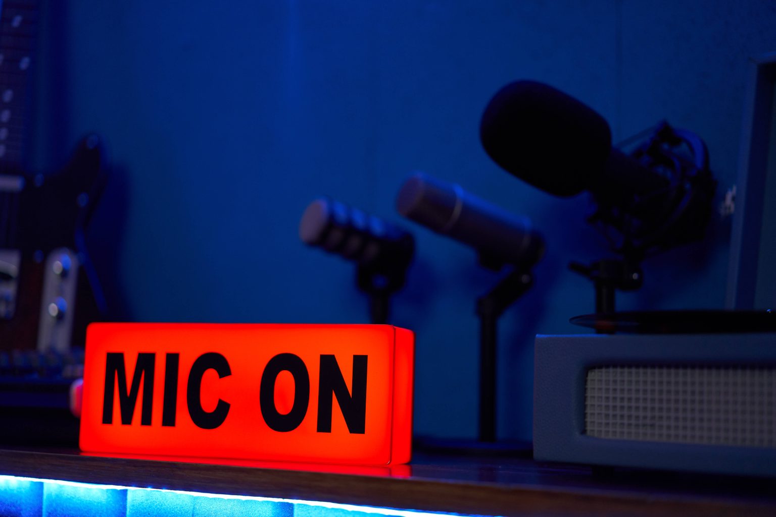 Aus diesem skurrilen Grund verpasst eine Schlager-Moderatorin fast ihre Sendung