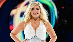 Sarina Nowak: Cruvy Model begeistert Fans mit sexy Dessous-Show