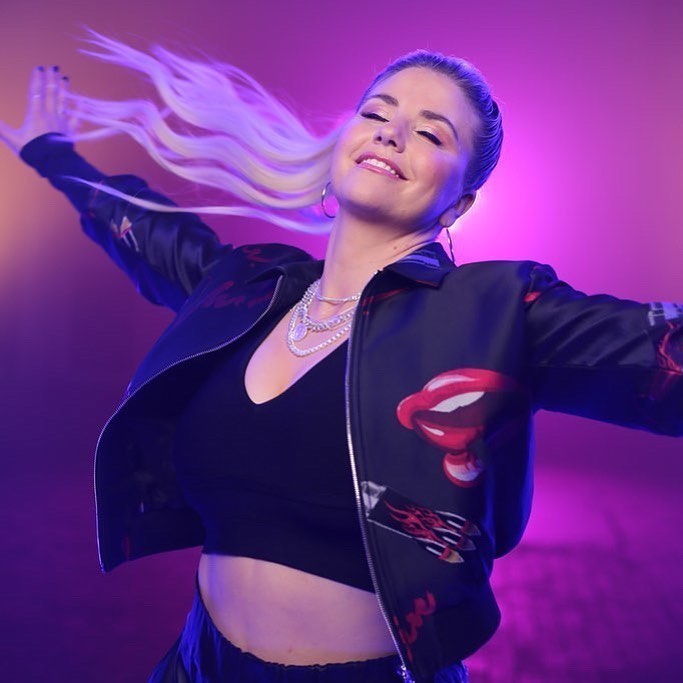 Nach dem Duschen: Beatrice Egli zeigt sich sexy im knappen Handtuch