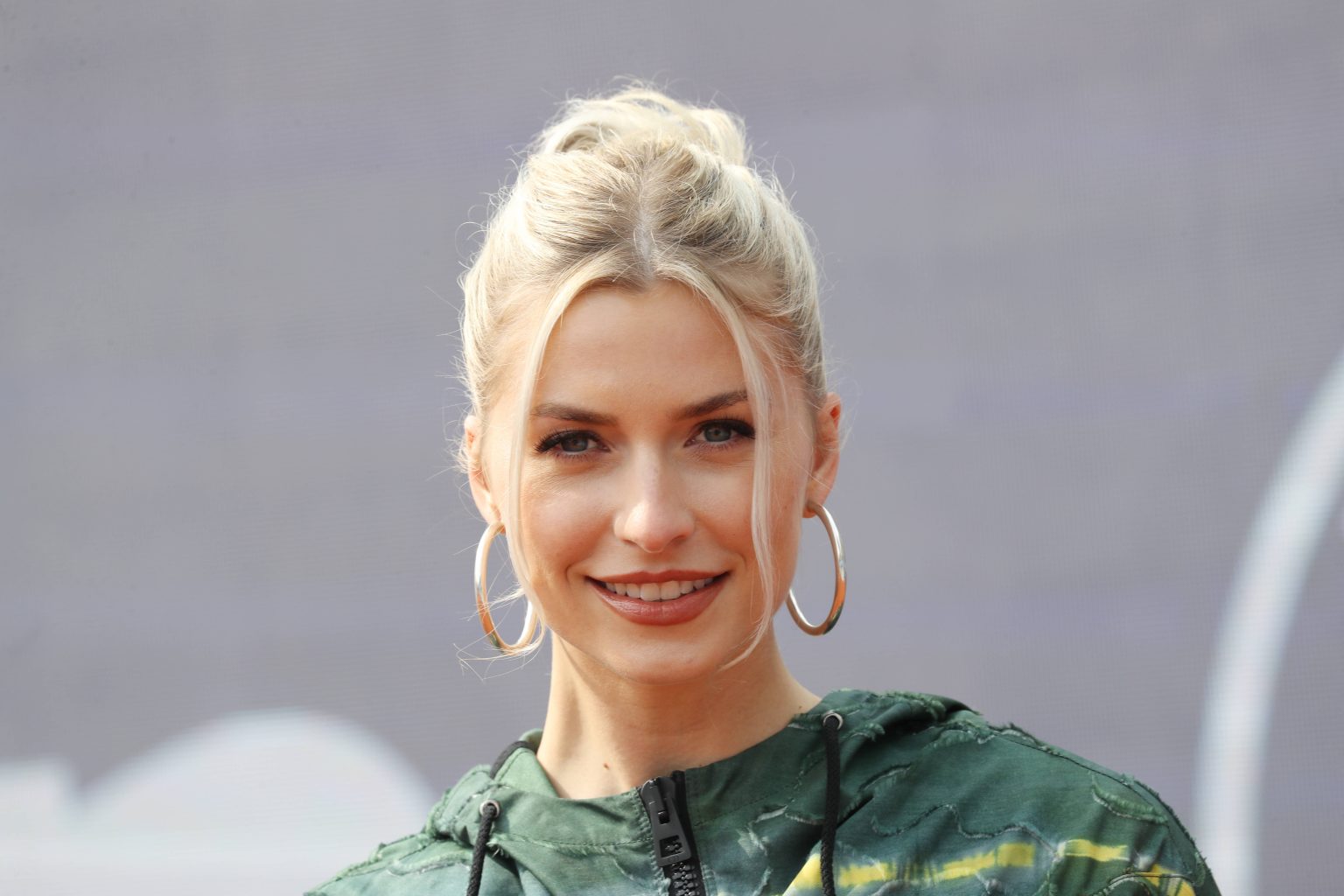 Lena Gercke posiert ohne BH vor der Kamera – Fans flippen total aus