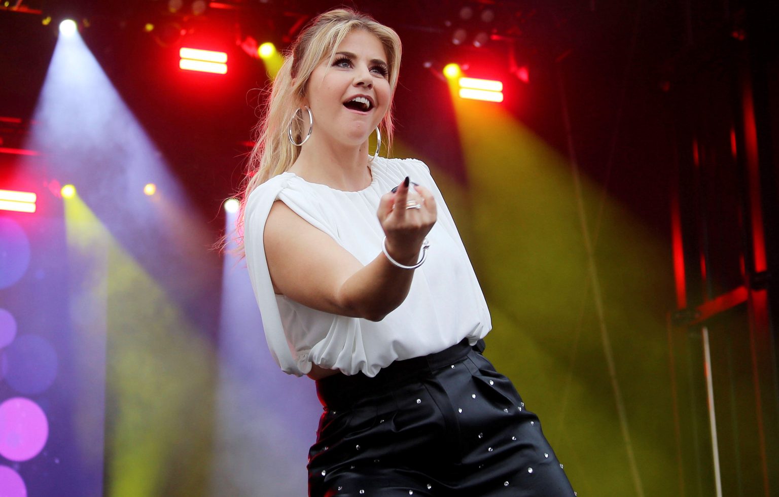 Beatrice Egli: Schlagersängerin rockt klitschnass die Bühne