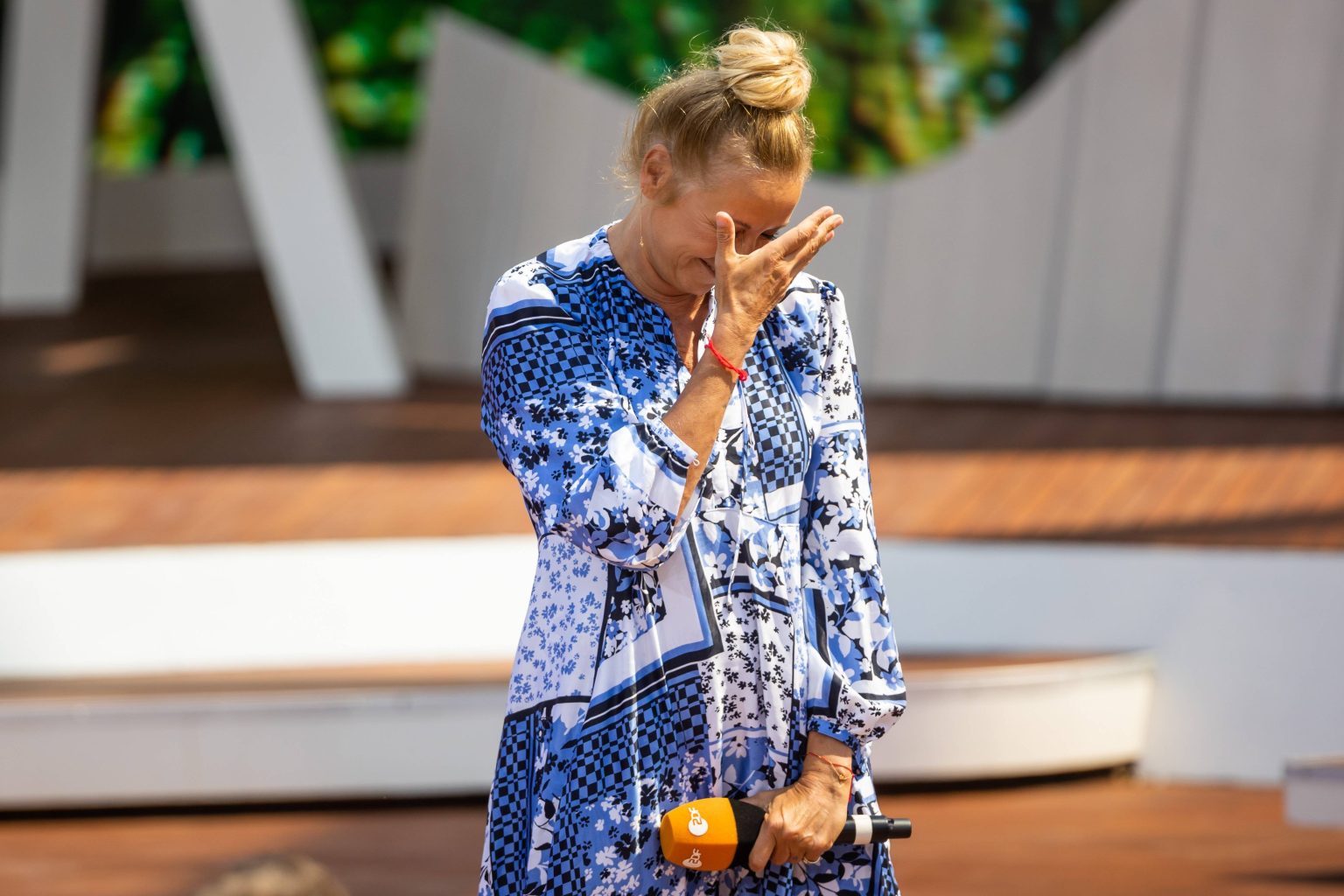 „ZDF-Fernsehgarten“: Kuriose Szene im Hintergrund, während „Kiwi“ moderiert