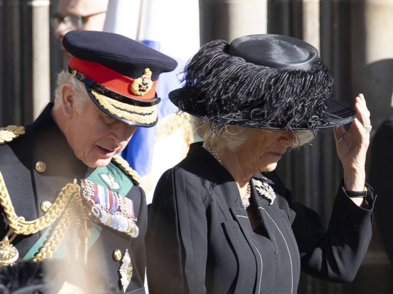 Queen Elizabeth II.: „Tränen rinnen übers Gesicht“ – Charles legte Abschiedsbrief auf den Sarg