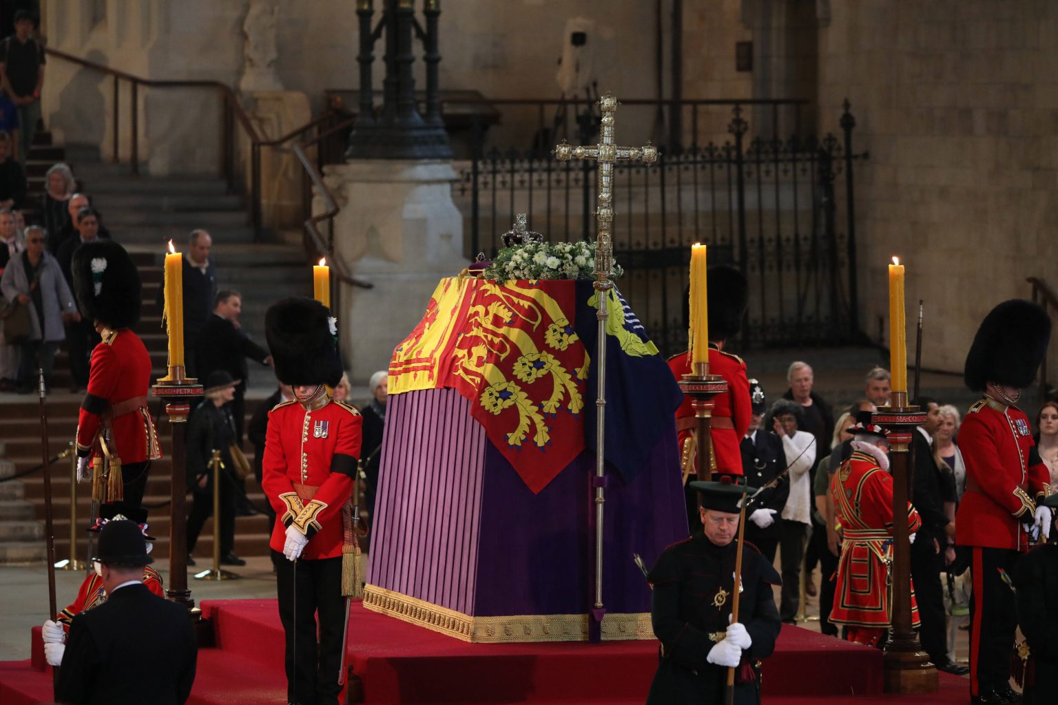 Schock-Moment: Wachmann kollabiert am Sarg der Queen