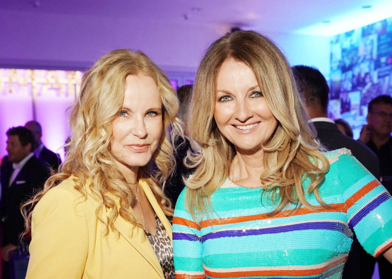 Katja Burkard & Frauke Ludowig: RTL-Moderatorinnen posieren im Bikini
