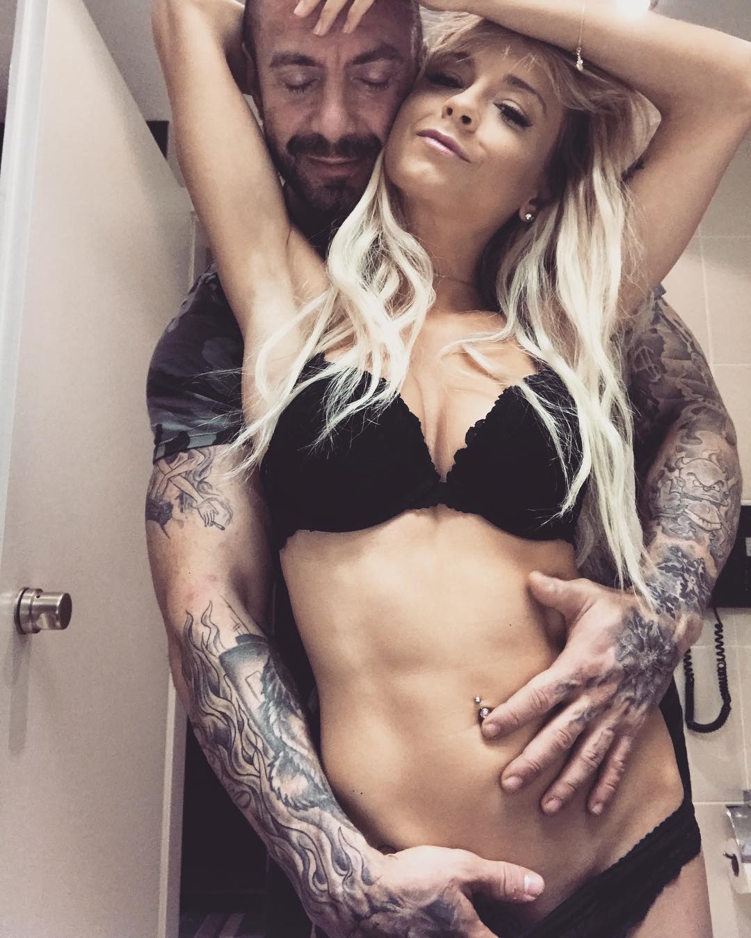 Mia Julia Brückner: Die SEXY Blondine freut sich aufs Weihnachts-Fest und das nackt!