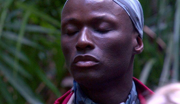 Schock-Moment im Dschungelcamp: Papis Loveday bricht plötzlich zusammen