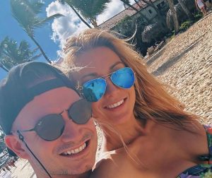 Liebes-Urlaub im Paradies: Anna-Carina Woitschack zeigt sich im knappen Bikini am Strand