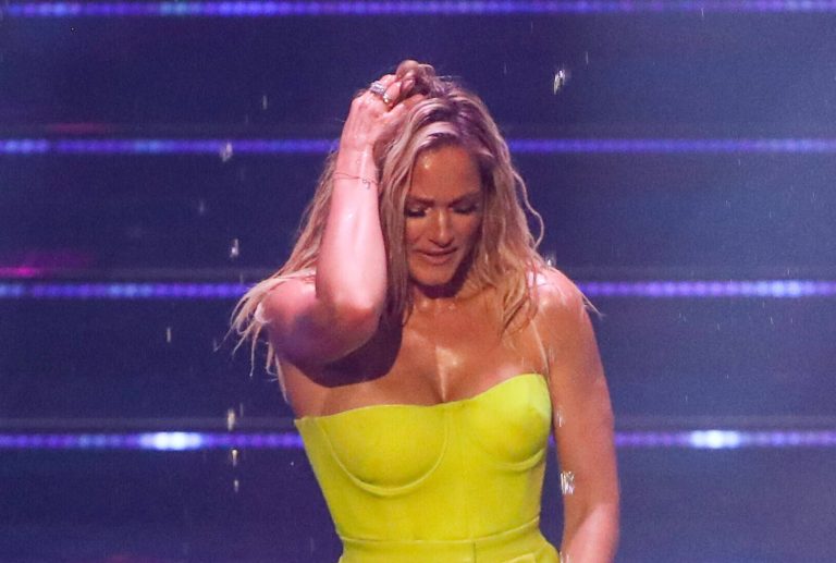 MEGA Panne während Konzert – Schlagerstar Helene Fischer sucht plötzlich verzweifelt Hilfe!
