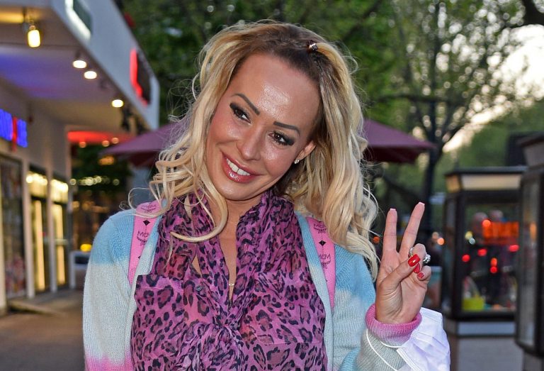 XXL-Dekolleté: Cora Schumacher heizt Fans im knappen Bikini ein