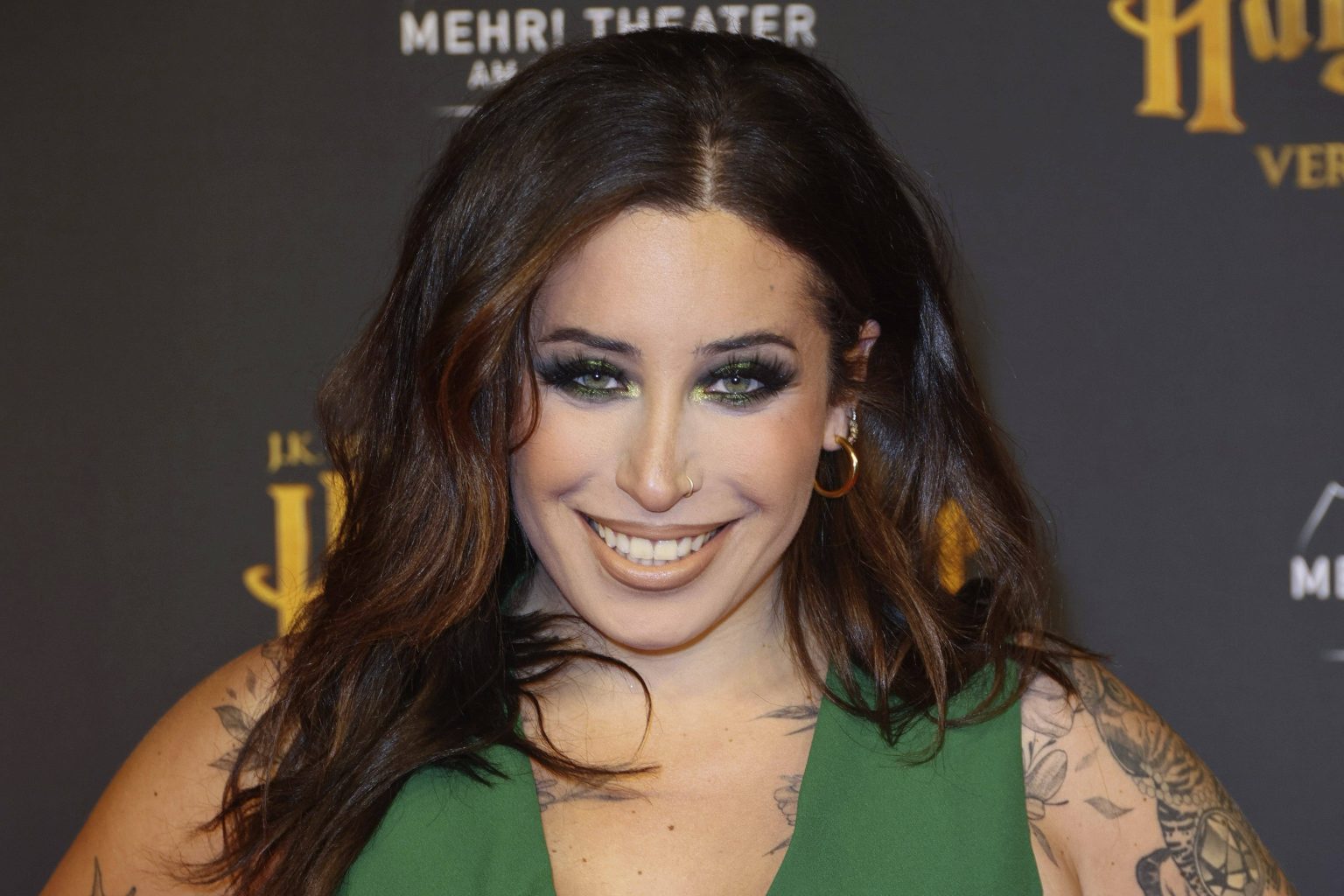 Jolina Mennen: Durchnässte Bluse gewährt freien Blick auf nackte Brüste
