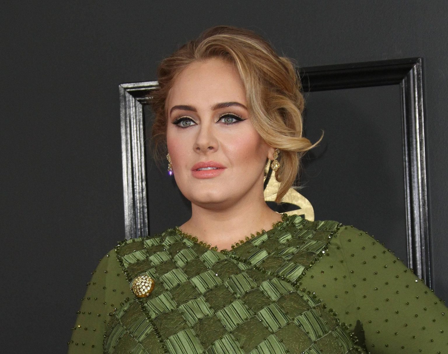 Megastar hilflos am Boden: Adele bricht bei einem Konzert zusammen