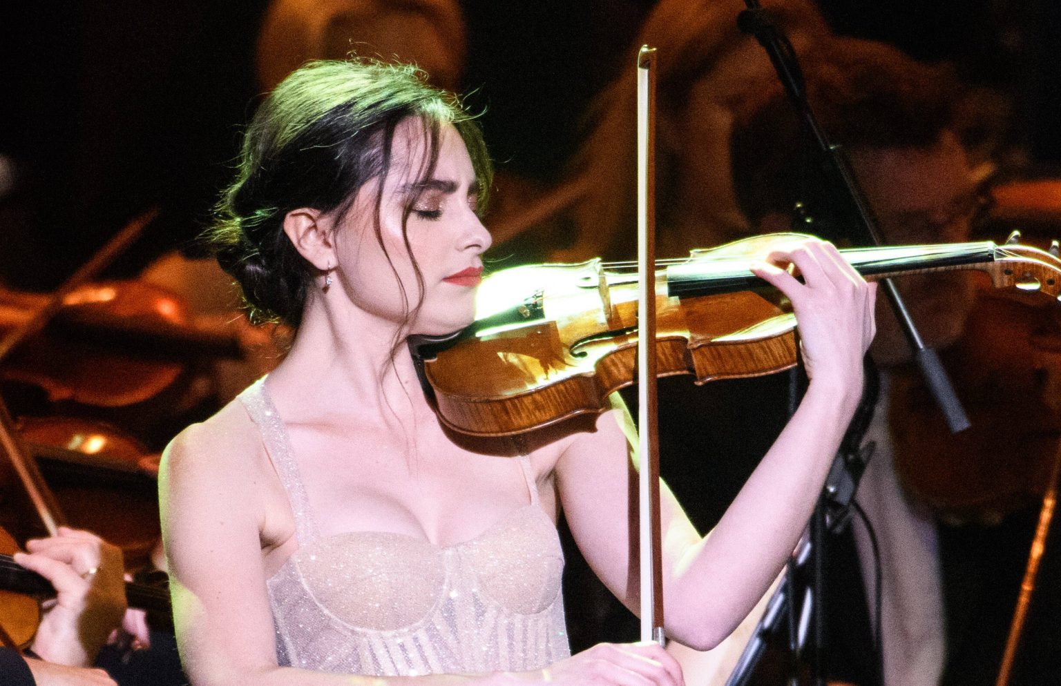 Esther Abrami: Klassik-Violinistin wurde wegen Bikinifotos heftig kritisiert