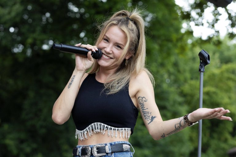 „Hüllenlos“: Sonia Liebing kündigt im Tanga ihre neue Single an