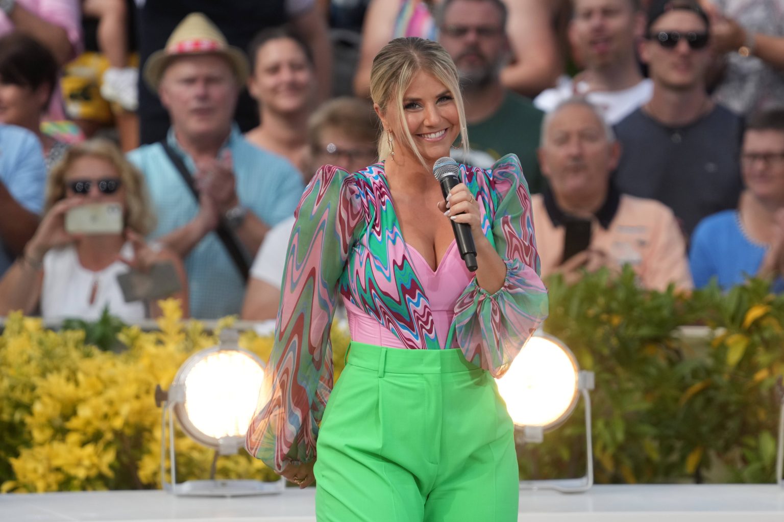 „Hallöchen Popöchen“: Beatrice Egli zeigt im knappen Badeanzug ihre sexy Kehrseite